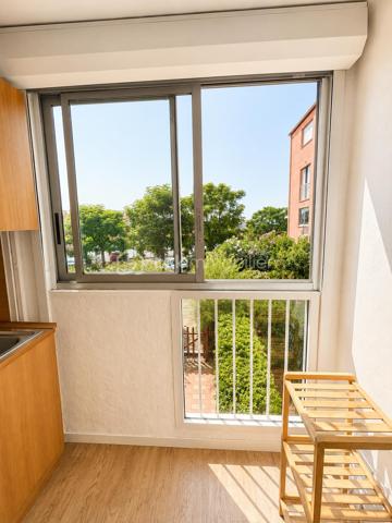 À 5 minutes de la plage Richelieu, découvrez ce studio cabine de 20,43 m² Carrez, prolongé par une loggia fermée de 6,45 m², soit 26,88 m² de surface totale.

Situé dans une résidence en copropriété,  sécurisée avec portail électrique, il est vendu entièrement meublé et comprend :

Entrée cabine avec 2 couchages (lit superposé)
Séjour avec canapé convertible (2 couchages)
Cuisine équipée
Armoire de rangement
Salle d'eau avec douche, meuble vasque et WC
Plaque de cuisson et chauffe-eau électriques récents
Les + :

✅ Place de parking privative avec stop car (rare au Cap d'Agde)
✅ Faibles charges de copropriété
✅ Idéal résidence secondaire ou investissement locatif

À visiter rapidement !