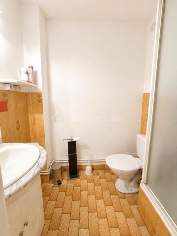 À 5 minutes de la plage Richelieu, découvrez ce studio cabine de 20,43 m² Carrez, prolongé par une loggia fermée de 6,45 m², soit 26,88 m² de surface totale.

Situé dans une résidence en copropriété,  sécurisée avec portail électrique, il est vendu entièrement meublé et comprend :

Entrée cabine avec 2 couchages (lit superposé)
Séjour avec canapé convertible (2 couchages)
Cuisine équipée
Armoire de rangement
Salle d'eau avec douche, meuble vasque et WC
Plaque de cuisson et chauffe-eau électriques récents
Les + :

✅ Place de parking privative avec stop car (rare au Cap d'Agde)
✅ Faibles charges de copropriété
✅ Idéal résidence secondaire ou investissement locatif

À visiter rapidement !