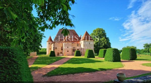 MAGNIFIQUE CHATEAU DU XVème SIÈCLE ENTIÈREMENT RÉNOVÉ