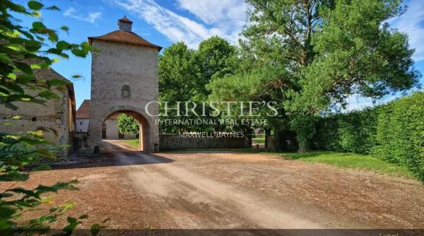MAGNIFIQUE CHATEAU DU XVème SIÈCLE ENTIÈREMENT RÉNOVÉ