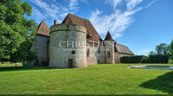 MAGNIFIQUE CHATEAU DU XVème SIÈCLE ENTIÈREMENT RÉNOVÉ