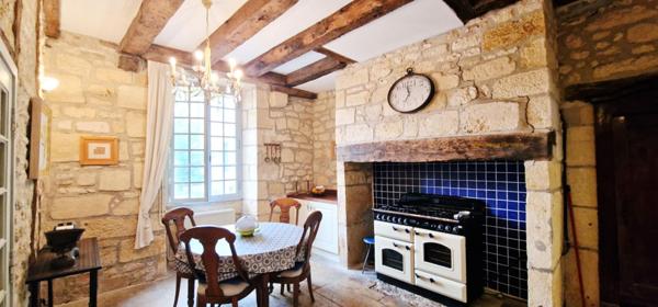 24290  Montignac Lascaux : Maison du 17 e siècle