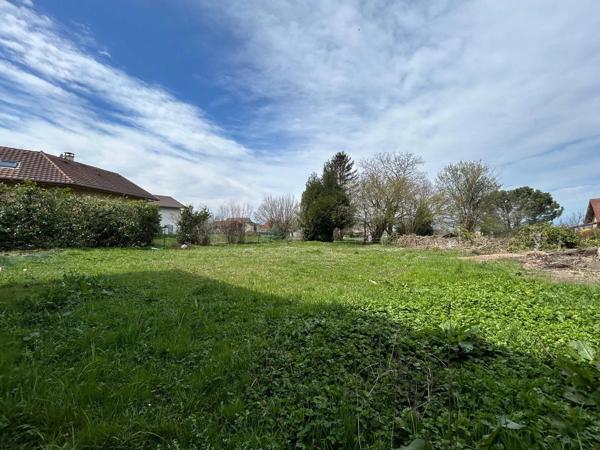 À acheter – Terrain constructible de 643 m² à Fessy (74890)
