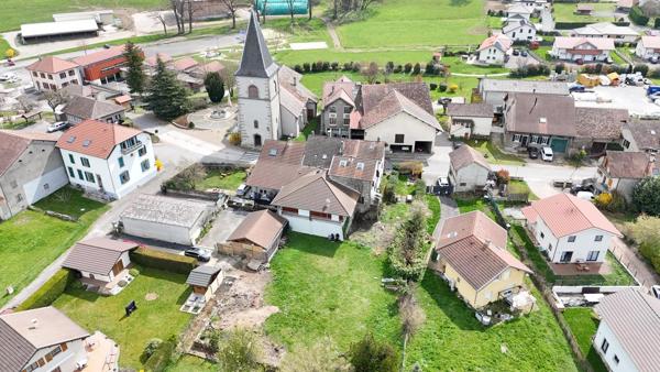 À acheter – Terrain constructible de 643 m² à Fessy (74890)
