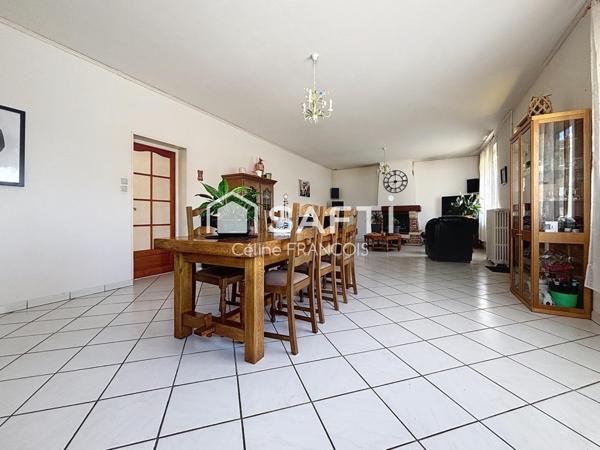 Maison familiale avec garage et terrain