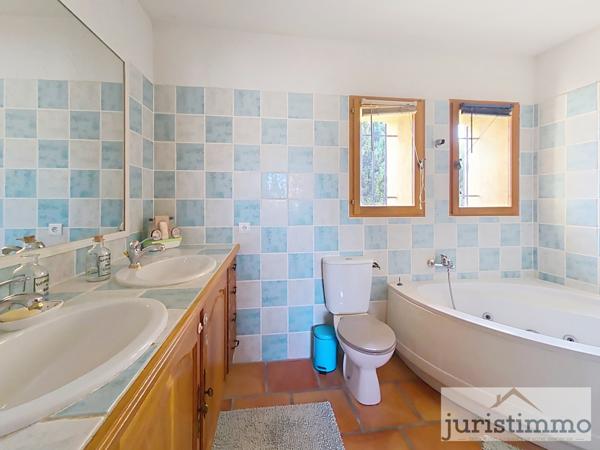 Travaillan (84850) Charmant mas meublé en campagne avec piscine et dépendances 230 m2 à Travaillan