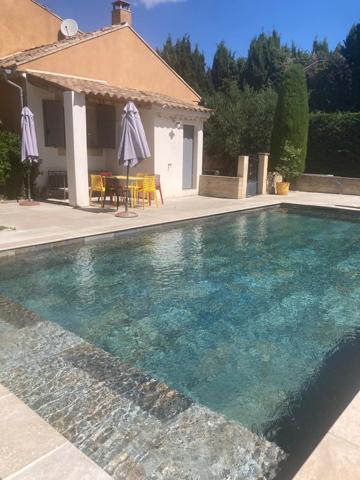 Travaillan (84850) Charmant mas meublé en campagne avec piscine et dépendances 230 m2 à Travaillan