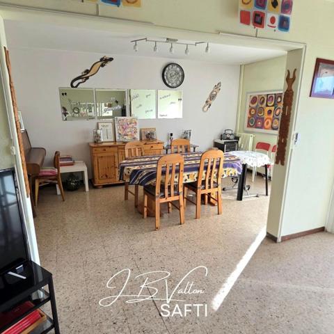 Grand appartement de type 4 traversant avec terrasse, cave et place de parking