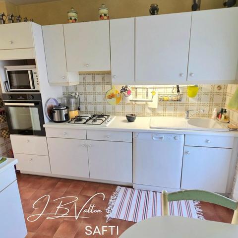 Grand appartement de type 4 traversant avec terrasse, cave et place de parking