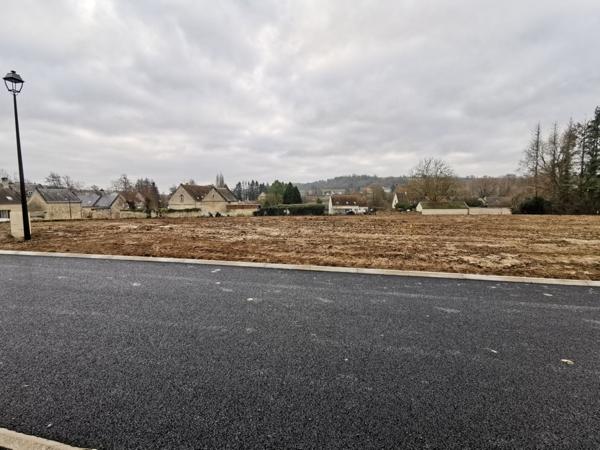 20565 - Terrain viabilisé dans un village prisé