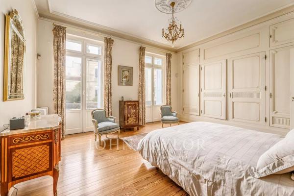 Maison bourgeoise avec cour et parking - Saint Seurin - John Taylor Bordeaux