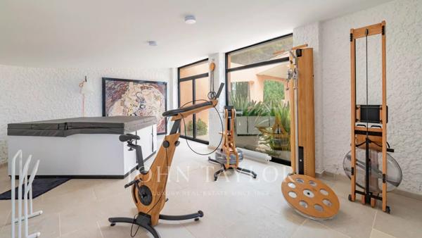 Villa entièrement rénovée avec vue panoramique mer et grand terrain
