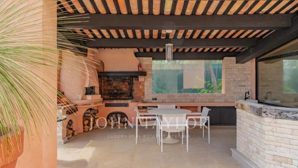 Villa entièrement rénovée avec vue panoramique mer et grand terrain