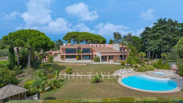 Villa entièrement rénovée avec vue panoramique mer et grand terrain