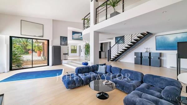 Villa entièrement rénovée avec vue panoramique mer et grand terrain