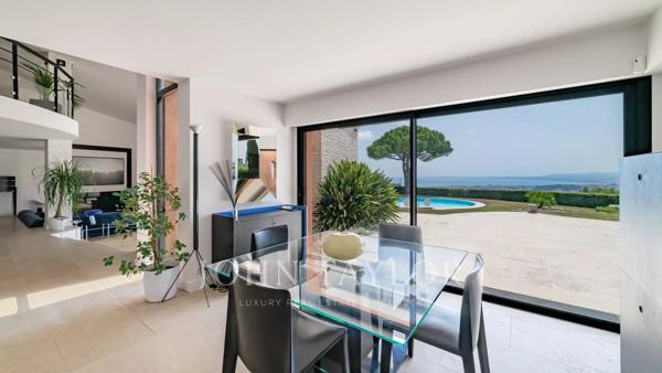 Villa entièrement rénovée avec vue panoramique mer et grand terrain
