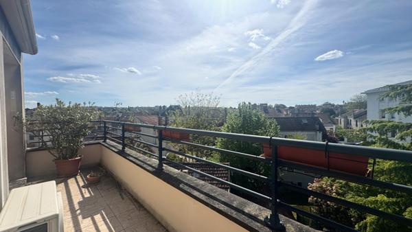 Bel appartement F4 de 95 m2 avec balcon, pompe à chaleur, box double et parking