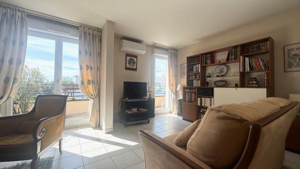 Bel appartement F4 de 95 m2 avec balcon, pompe à chaleur, box double et parking