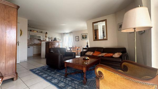 Bel appartement F4 de 95 m2 avec balcon, pompe à chaleur, box double et parking