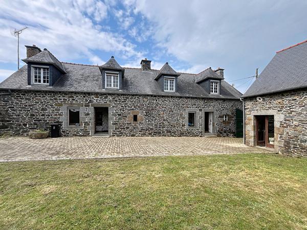 Maison en pierre avec dépendance et grand terrain constructible