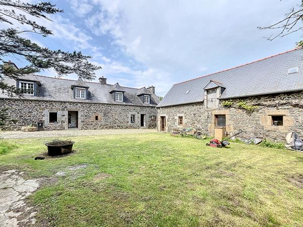 Maison en pierre avec dépendance et grand terrain constructible