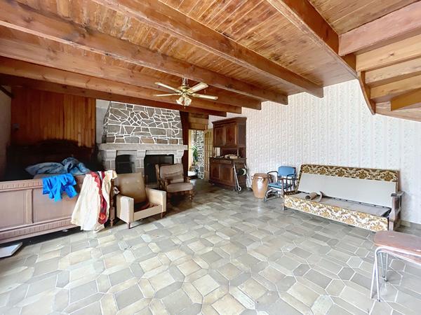 Maison en pierre avec dépendance et grand terrain constructible