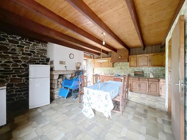 Maison en pierre avec dépendance et grand terrain constructible