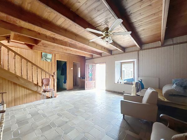 Maison en pierre avec dépendance et grand terrain constructible