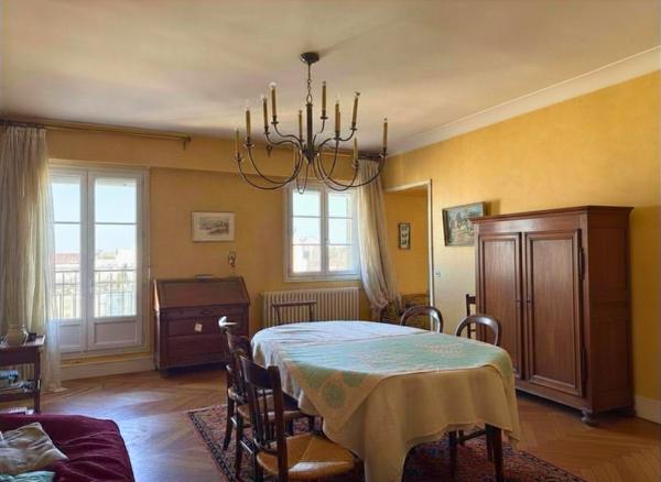 Appartement de caractère avec garage au dernier étage d'un immeuble haussmannien , Lorient
