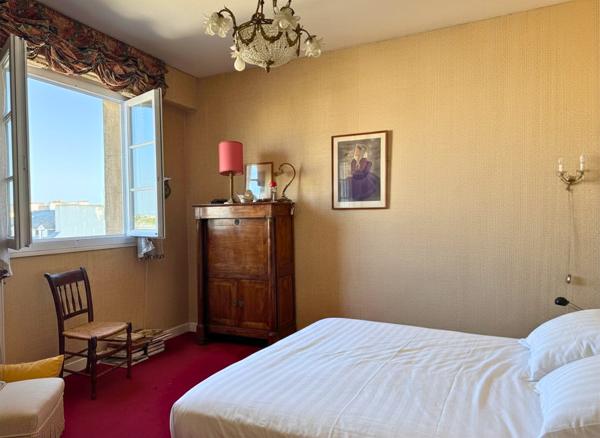 Appartement de caractère avec garage au dernier étage d'un immeuble haussmannien , Lorient