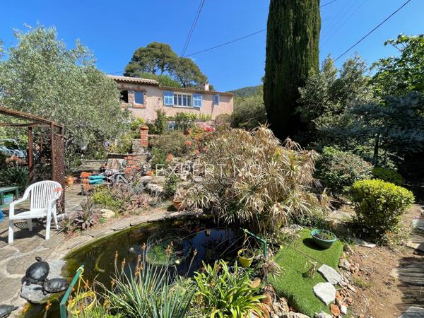 Carqueiranne (83320) Propriété aux dimensions uniques dans un quartier résidentiel prisé