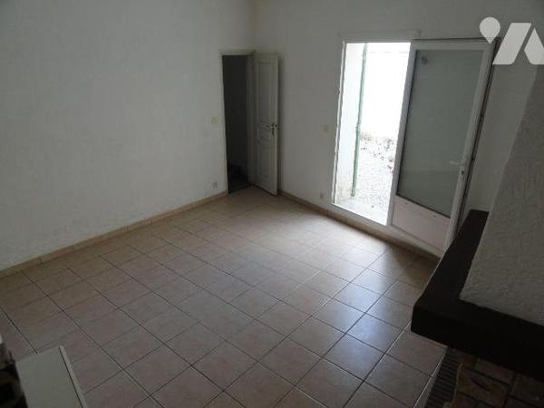 EN EXCLUSIVITE MAISON DE VILLE avec cour . D'une superficie habitables de 140m² environ .Elle s...