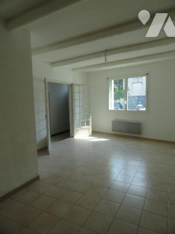 EN EXCLUSIVITE MAISON DE VILLE avec cour . D'une superficie habitables de 140m² environ .Elle s...