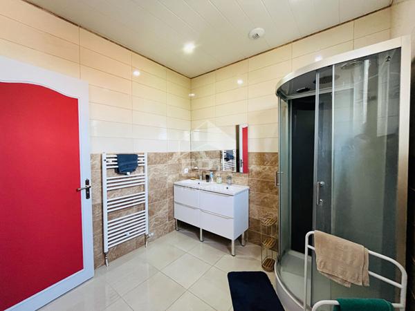 À vendre - Spacieuse maison de ville de 196 m² avec garage et cour