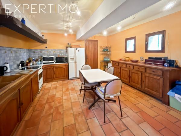 Cabrières-d'Avignon (84220) Cabrières d'Avignon proche Gordes maison en pierres de 200 m2 10 pièces terrain 5000 m2