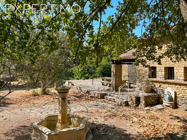 Cabrières-d'Avignon (84220) Cabrières d'Avignon proche Gordes maison en pierres de 200 m2 10 pièces terrain 5000 m2