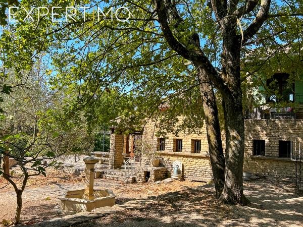 Cabrières-d'Avignon (84220) Cabrières d'Avignon proche Gordes maison en pierres de 200 m2 10 pièces terrain 5000 m2