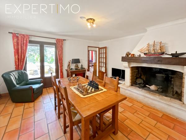 Cabrières-d'Avignon (84220) Cabrières d'Avignon proche Gordes maison en pierres de 200 m2 10 pièces terrain 5000 m2