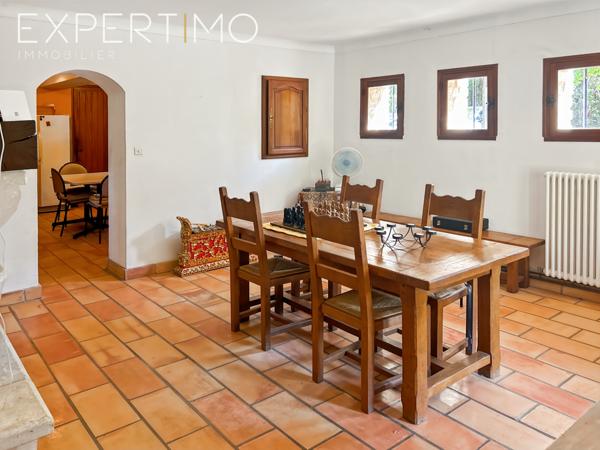 Cabrières-d'Avignon (84220) Cabrières d'Avignon proche Gordes maison en pierres de 200 m2 10 pièces terrain 5000 m2