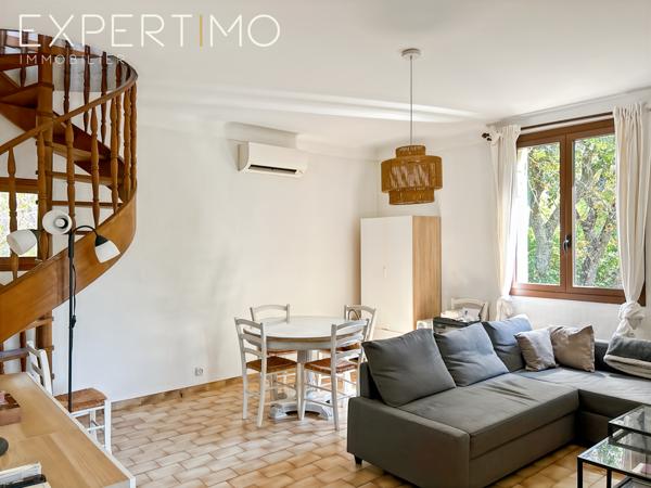 Cabrières-d'Avignon (84220) Cabrières d'Avignon proche Gordes maison en pierres de 200 m2 10 pièces terrain 5000 m2