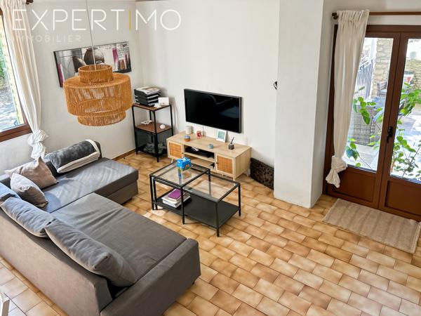 Cabrières-d'Avignon (84220) Cabrières d'Avignon proche Gordes maison en pierres de 200 m2 10 pièces terrain 5000 m2