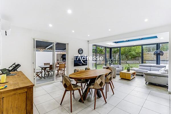 Exclusivité - Maison T6 de 161m² avec un grand garage de 35m² sur une parcelle de 890 m² avec Piscine