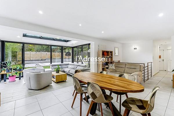 Exclusivité - Maison T6 de 161m² avec un grand garage de 35m² sur une parcelle de 890 m² avec Piscine