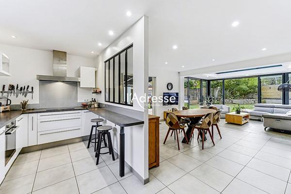 Exclusivité - Maison T6 de 161m² avec un grand garage de 35m² sur une parcelle de 890 m² avec Piscine