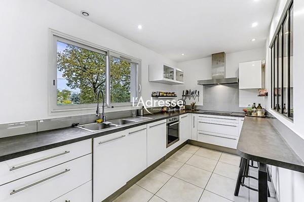 Exclusivité - Maison T6 de 161m² avec un grand garage de 35m² sur une parcelle de 890 m² avec Piscine