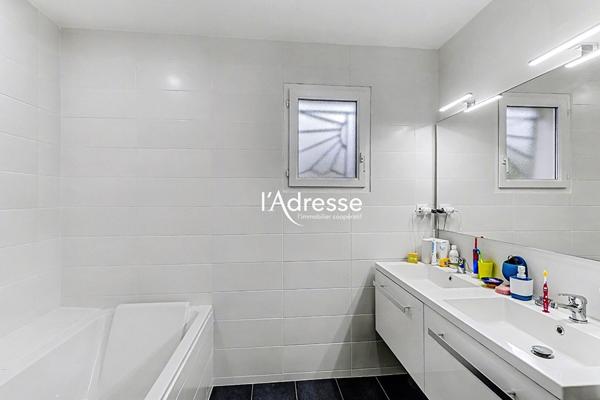 Exclusivité - Maison T6 de 161m² avec un grand garage de 35m² sur une parcelle de 890 m² avec Piscine