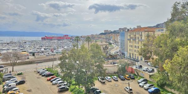AJACCIO T3 rénové vue mer en dernier étage Ajaccio (20090)