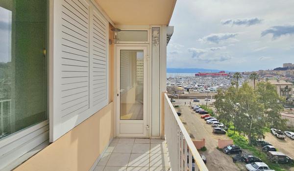 AJACCIO T3 rénové vue mer en dernier étage Ajaccio (20090)