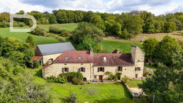 Gourdon (46300) Domaine en pierre avec deux maisons, grange et bassin