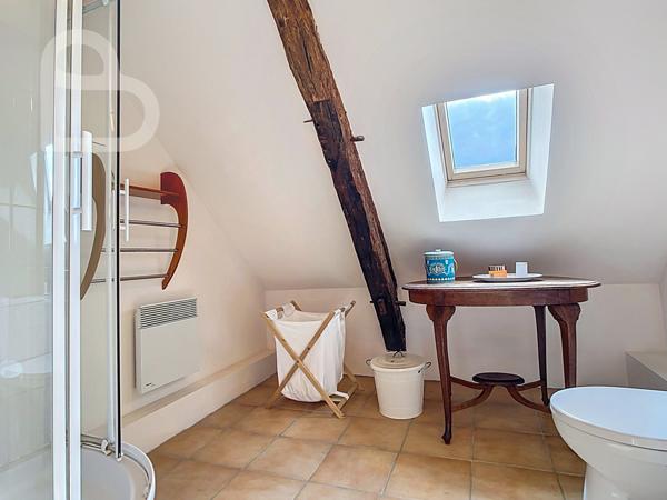 Gourdon (46300) Domaine en pierre avec deux maisons, grange et bassin